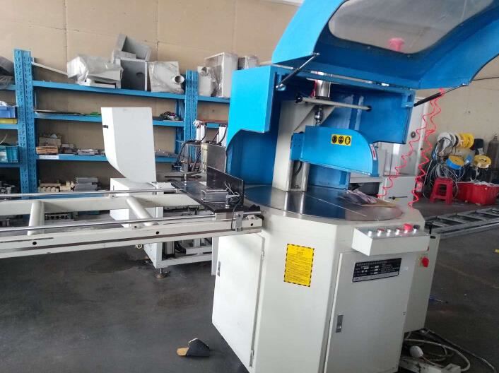 鋁型材100*100mm尺寸，切割角度比較多，推薦鄧氏轉盤式任意角度鋸