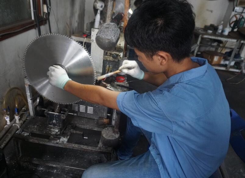 找鄧氏切鋁機(jī)訂購(gòu)切鋁設(shè)備，鋁合金鋸片粘鋁問題先被解決